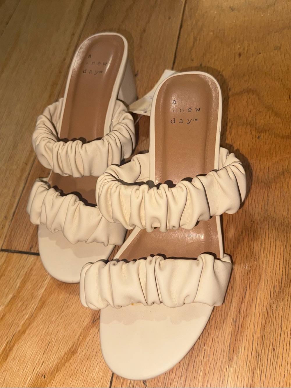 BRAND NEW size 6 sandal heals